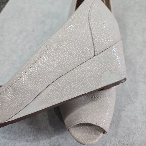 🐢 Clarks Artesian Size 8 2" Wedge Tan - Picture 15 of 17